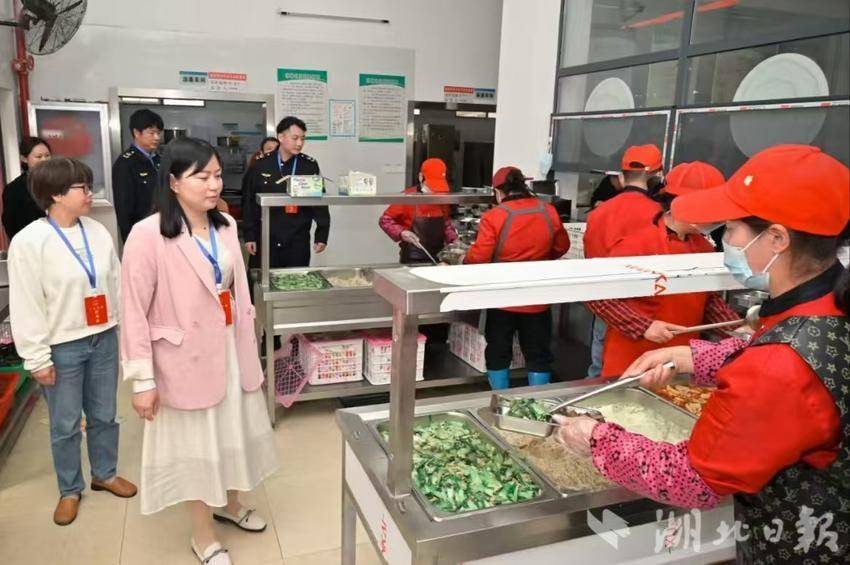 2024年4月，嘉鱼县潘家湾镇红光社区人民议事厅成员走访调研食品安全。