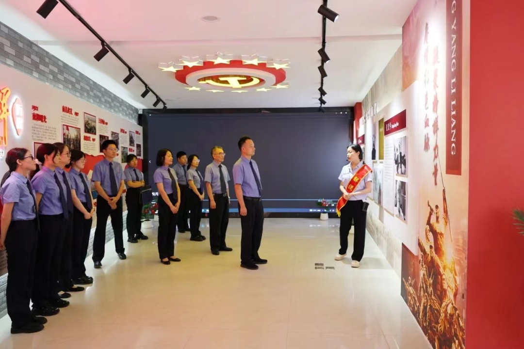 图为老河口市检察院组织开展党风廉政建设学习活动。
