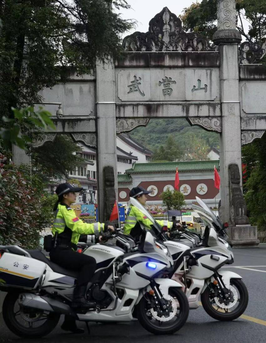 武当山女子骑警队国庆首亮相(1).docx