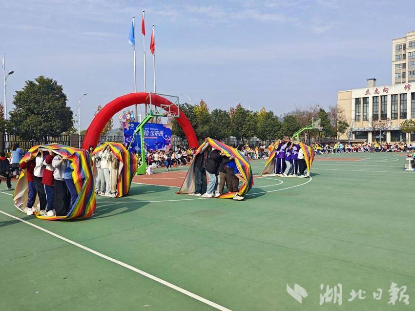 鄂州市杨叶镇白沙小学师生趣味运动会圆满举行.docx