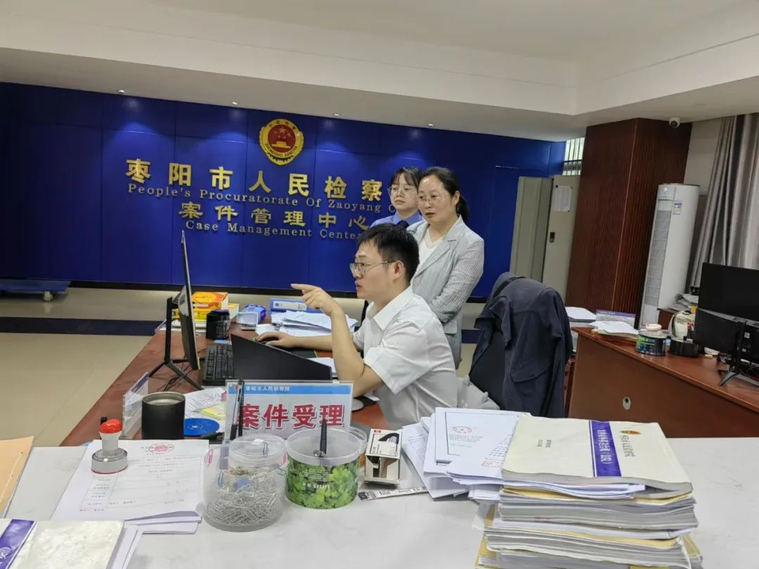 人民监督员杜小丽（中间）