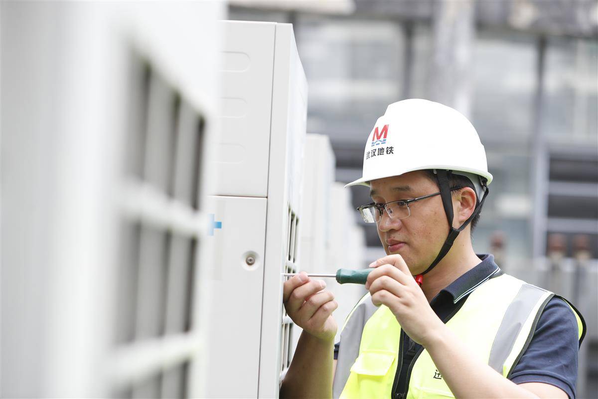 武汉地铁迅和物业曹军检修空调。（通讯员 袁永华 摄）