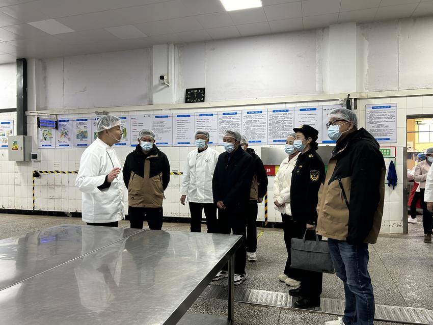 明厨亮灶接受监督，共筑食品安全防线-两代表一委员及新闻媒体、家长代表走进阳新实验高中食堂.doc