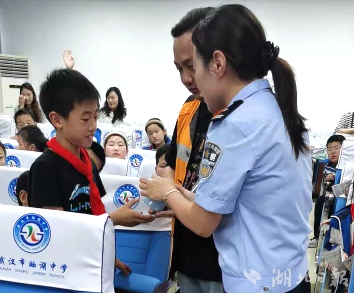 学生同上禁毒教育课 筑牢拒毒思想防线.docx