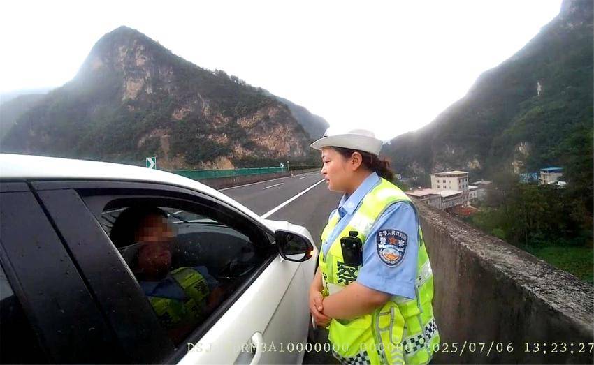 交警在高速路上救助发病外地司机