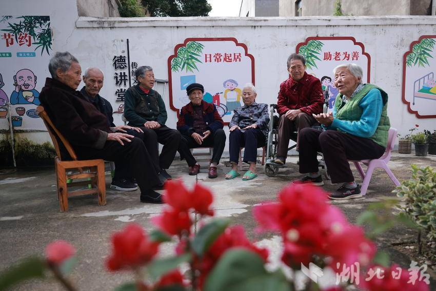云梦县胡金店盛砦村老人在幸福院拉家常。通讯员聂杰杰