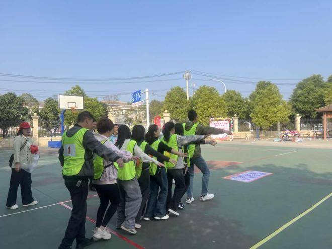 “逐梦金秋 奋进不止”——八吉府街道举办全民健身趣味运动会.docx