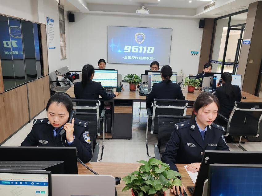 襄阳市公安局96110反诈专线女警开展预警劝阻工作。