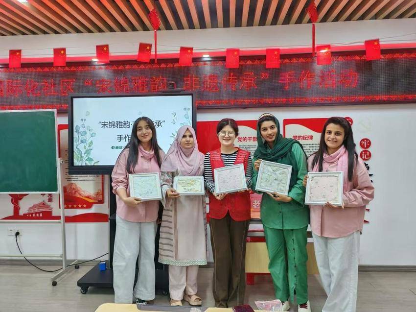 10.23（改1）让非遗文化“走出去”！中外居民制作宋锦珍珠画.docx