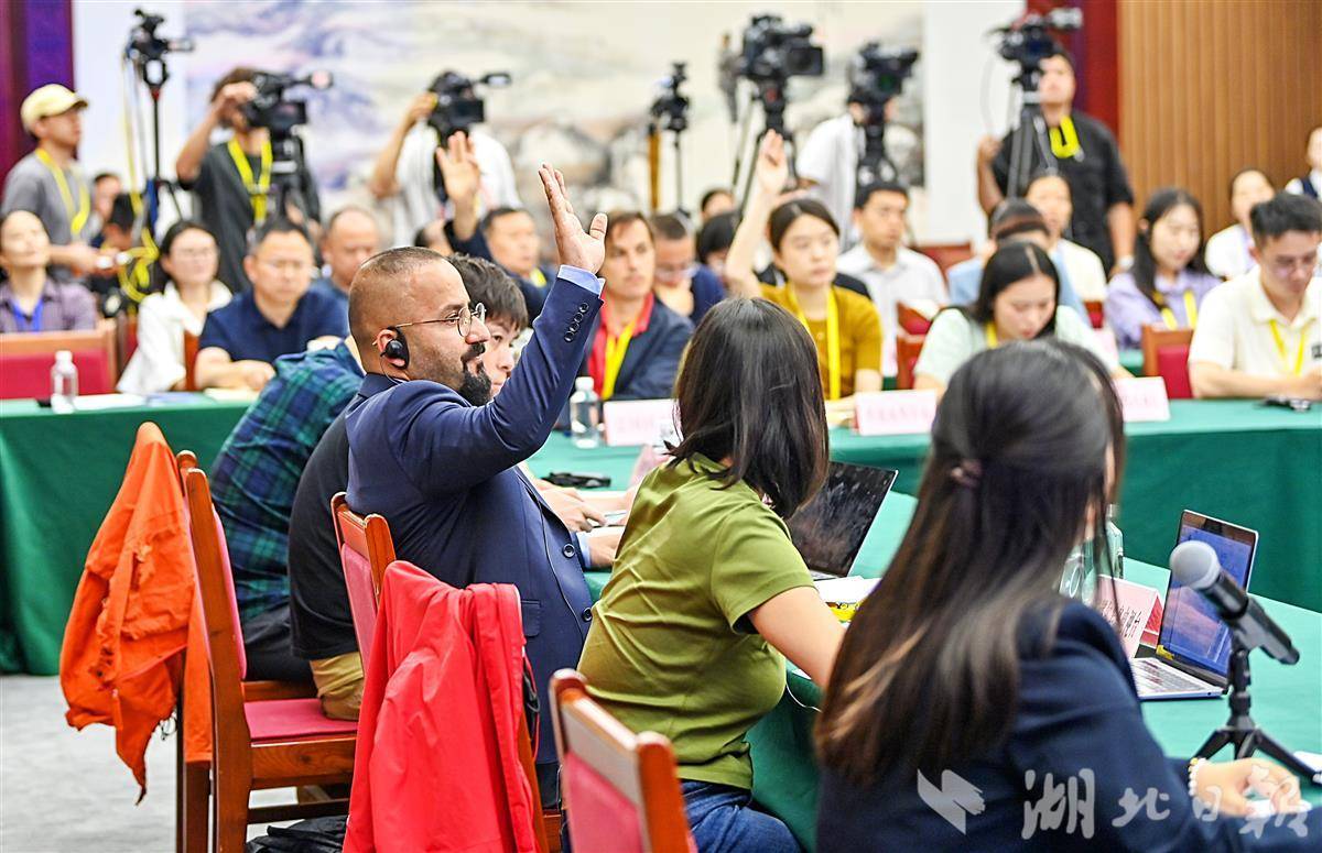 中外记者见面会上，记者们踊跃提问。（湖北日报全媒记者 朱熙勇 摄）