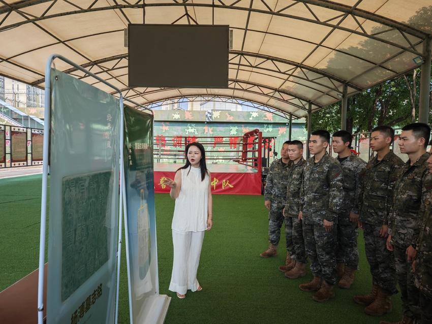 石首市博物馆举办“红色文物进军营”活动 纪念建军98周年.doc