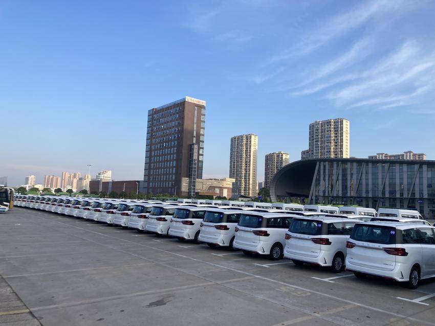 100辆崭新商务车投入营运