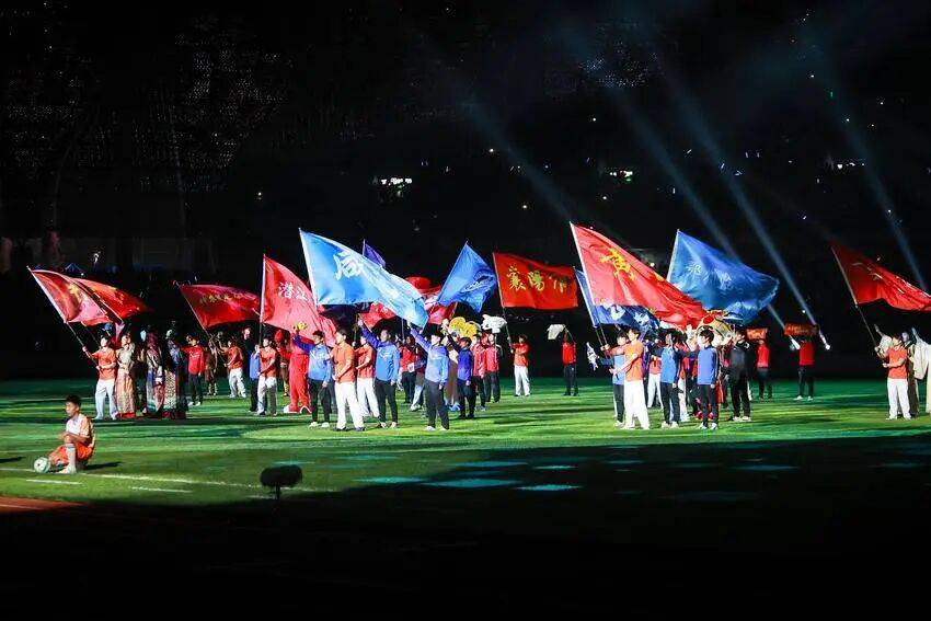 17支市州代表队在开幕式上入场。（湖北日报全媒记者 时龚 摄）