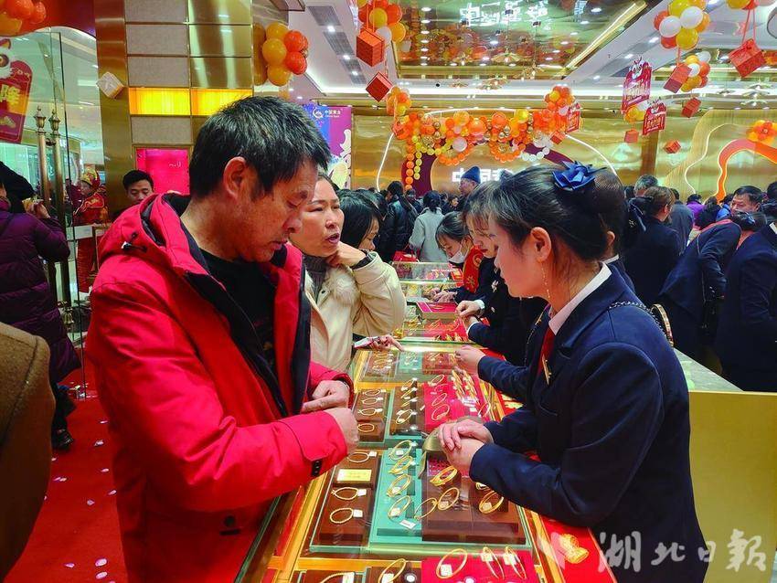 市民在吾悦广场购物