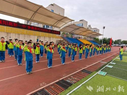 白圣杰同学带领新入队学生宣誓。