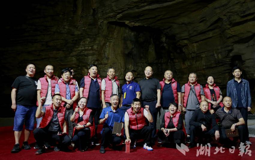 别出心裁的洞内颁奖