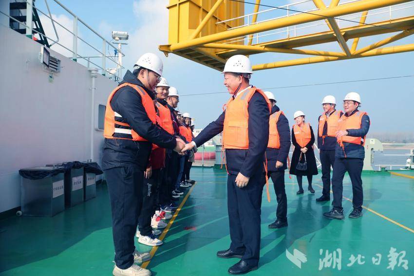 湖北省总工会赴嘉鱼项目现场慰问一线职工(2).docx