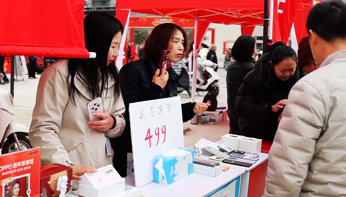 老河口：“回家过年 回村购物”地方年货节各展所长繁荣市场.doc