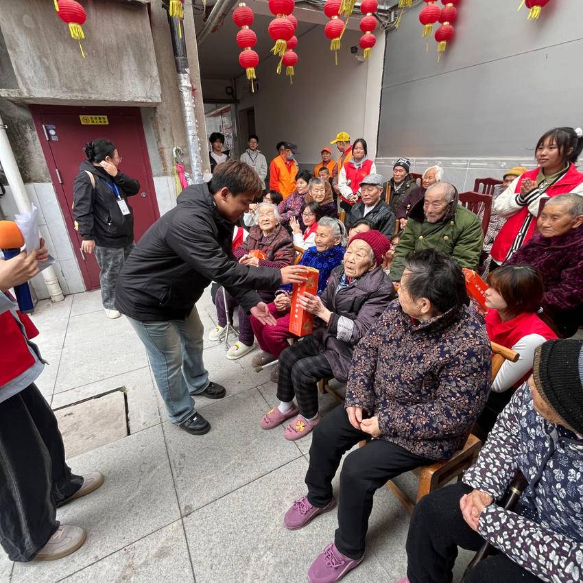 1爱心暖夕阳：御河社区携手荆州学院开展敬老活动.doc