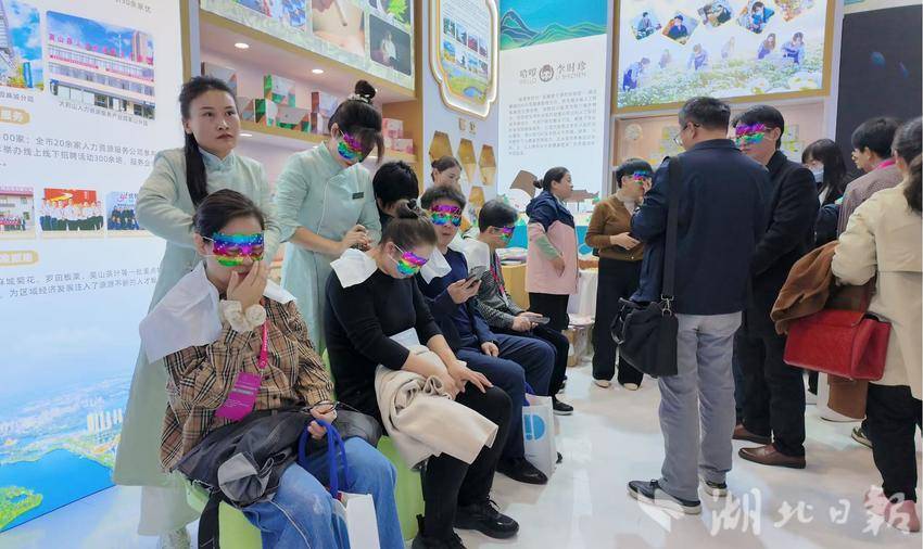 蕲艾产品现场体验区人气满满