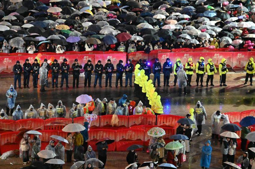 20260101 雨夜守跨年 藏蓝护祥和.docx