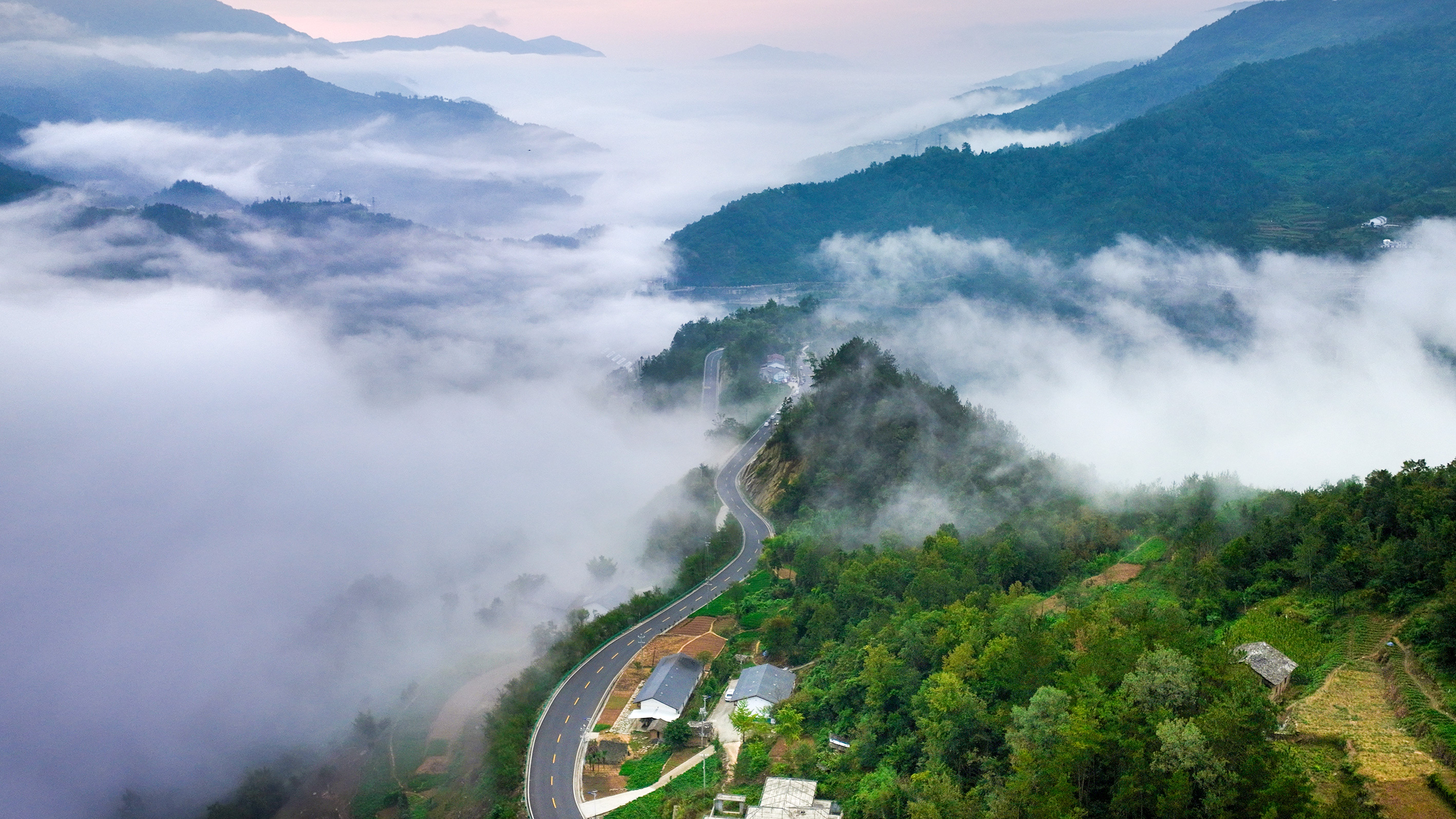 一路云海幽远山