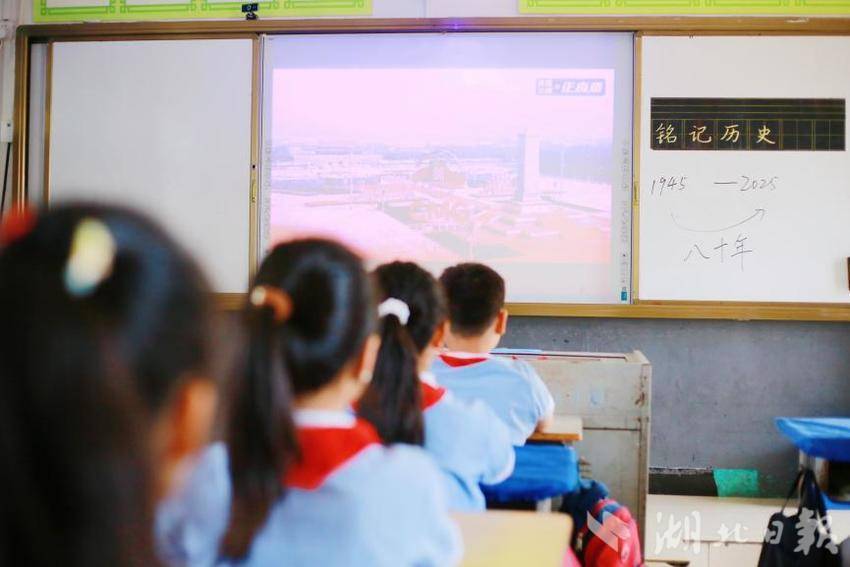蕲春县第三实验小学观看阅兵式稿件.docx