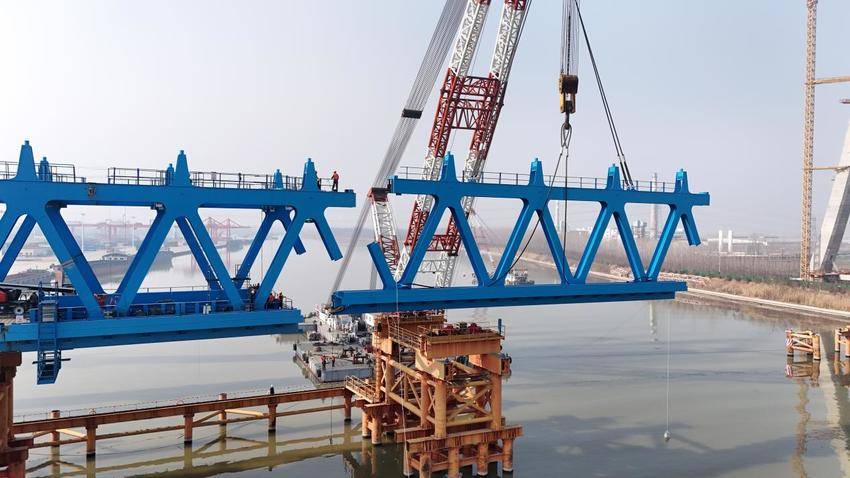 【交通强国】潍宿高铁项目跨京杭运河特大桥钢桁梁成功吊装.docx