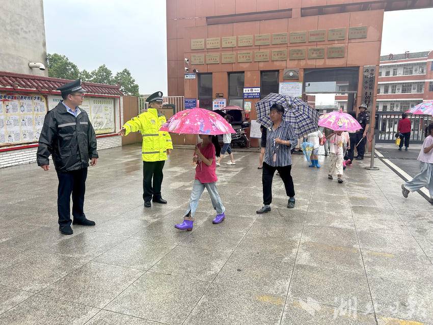 （民警在校园门口维持秩序）