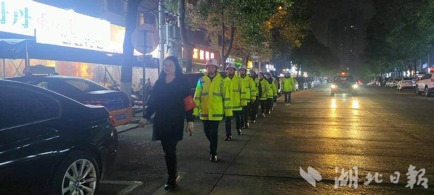 望兵石社区“夜鹰”义务联防队开展夜间巡逻