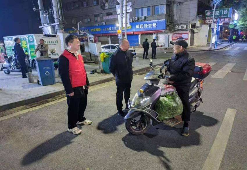 20251104凌晨守护菜场街，“疏堵结合”共绘美丽城乡蓝图.docx