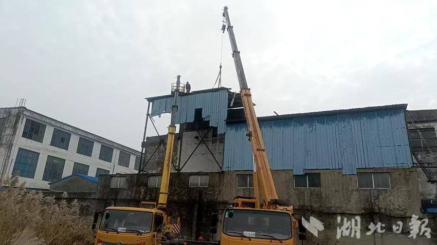 2025.12.23葛店综合执法中心拆除高空破损钢结构，消除安全隐患护航企业发展.docx