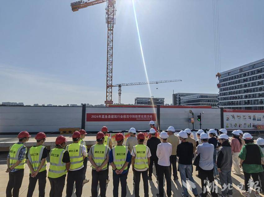 县住建局：弘扬社会主义核心价值观+加强建筑行业规范(1).docx