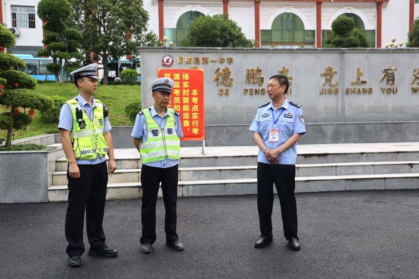局领导在一线指挥安保