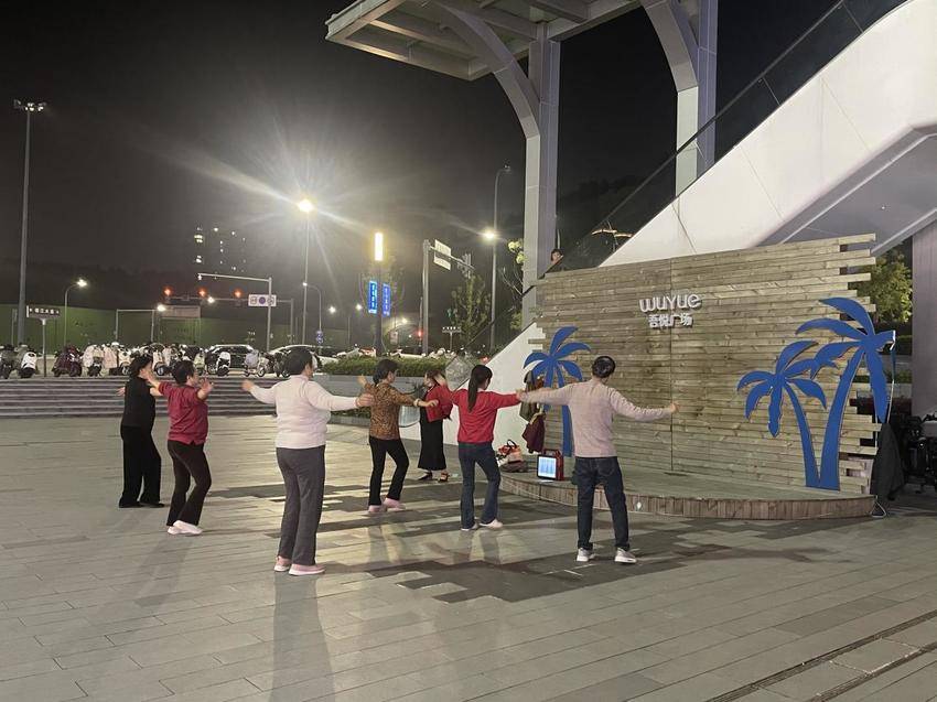 11.4社区暖心协调，吾悦小广场变身居民欢乐“舞”台.docx