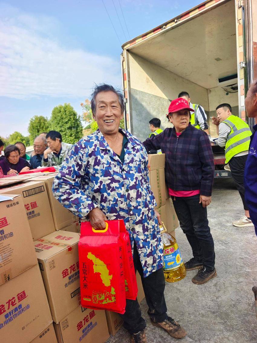 情暖重阳 心系桑榆——黑虎山村为老年村民送上节日慰问.doc