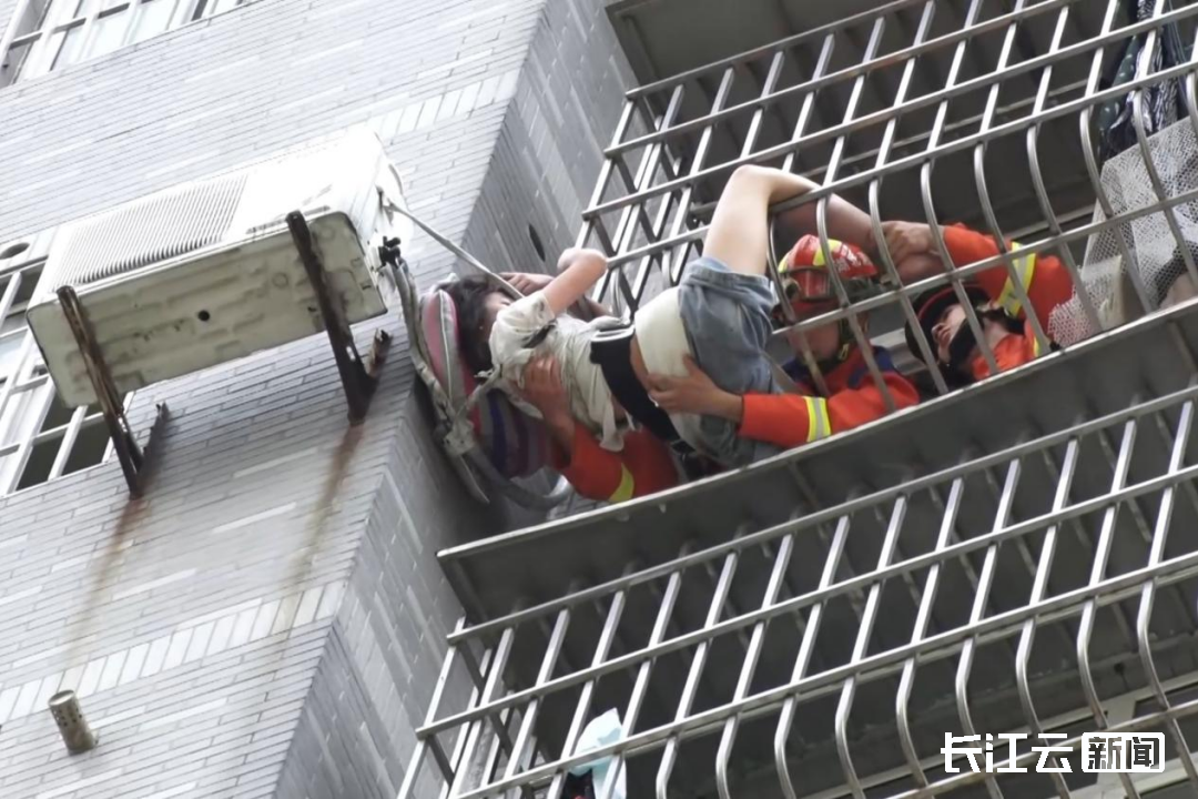 可悲的是内心！一个11岁的女孩锁定并滚出窗户，