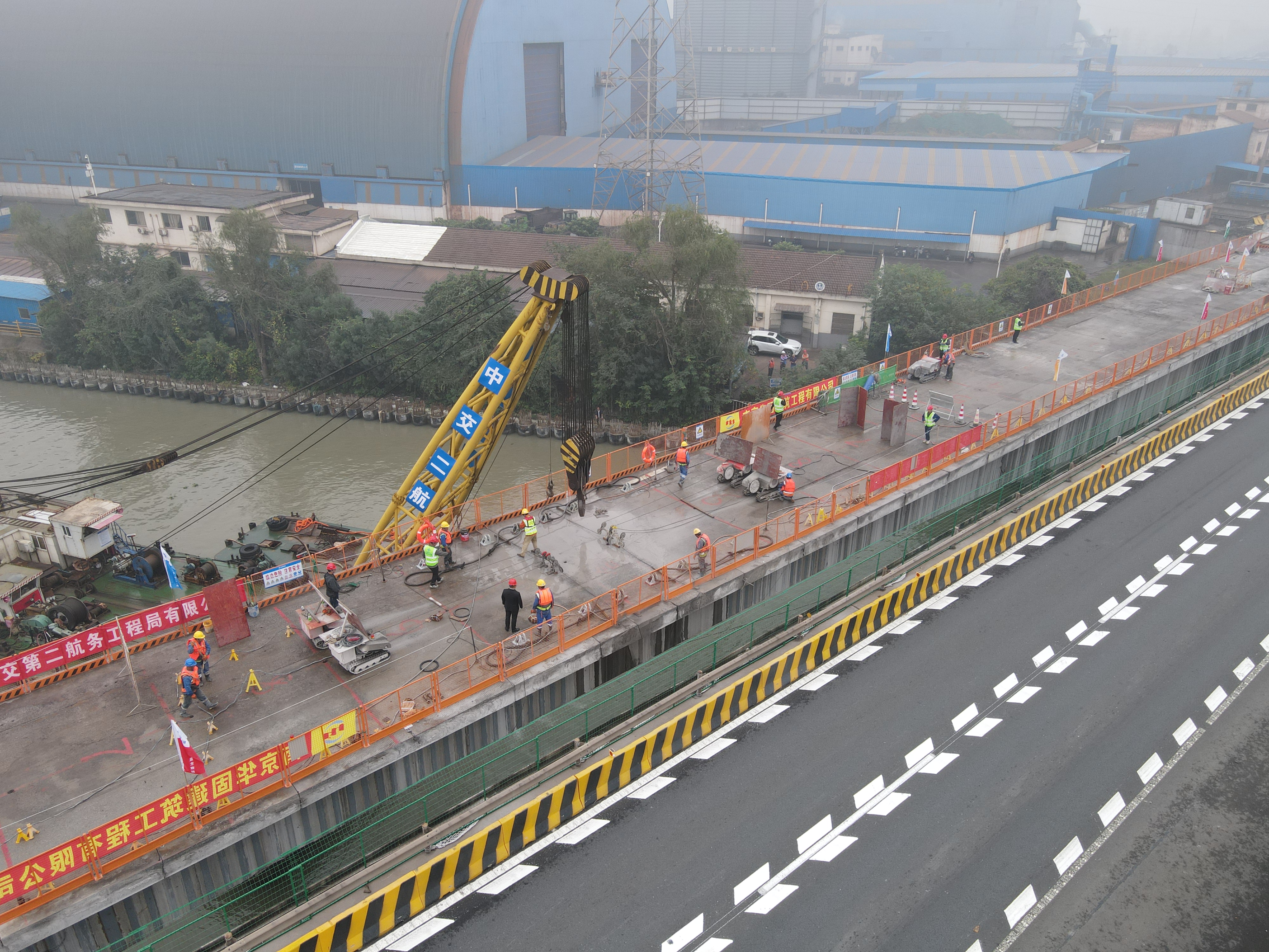 【一线传声】中交二航局沪武高速公路项目申张线大桥跨中首节段拆除作业圆满成功.doc