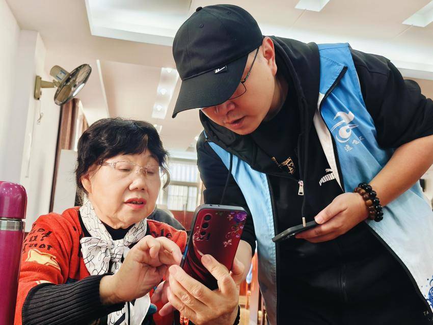 银发指尖“潮”操作，解锁生活“新”密码 .doc