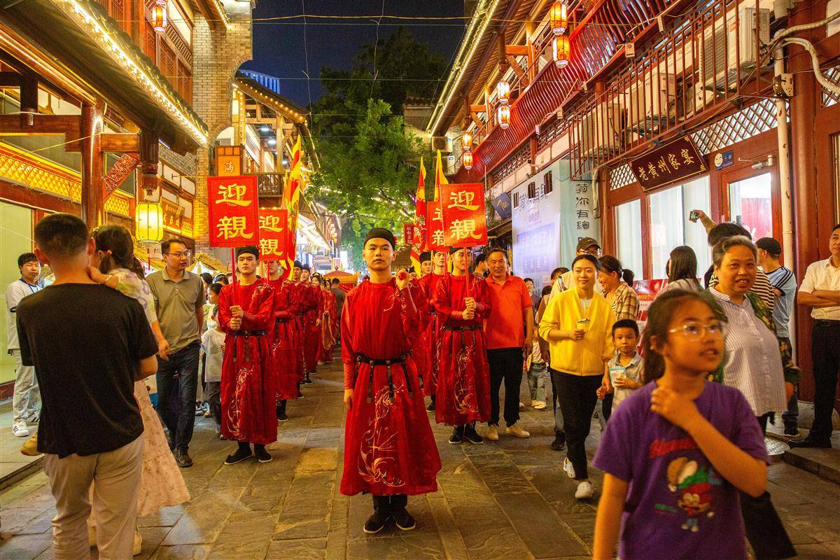 五一期间，黄冈市区宋风婚俗表演，吸引众多游客驻足观看。