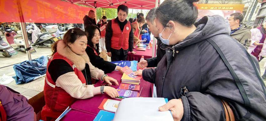 罗家桥街道：春风送岗“赶大集”，普法宣传“零距离”.docx