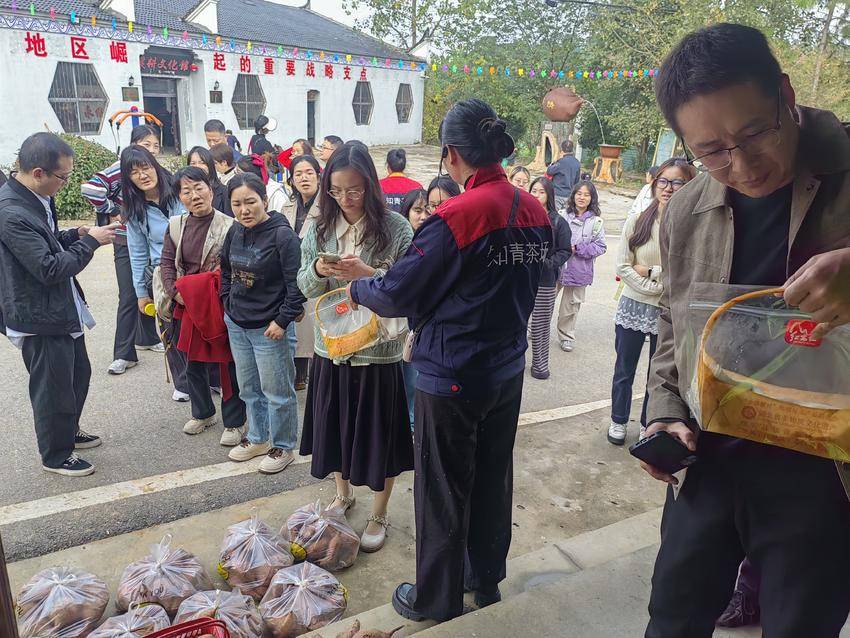 黄冈师范学院商学院党员师生赴红安知青茶场开展参观学习活动.doc