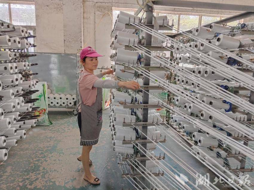 高温下恒龙塑业生产车间一派繁忙.docx