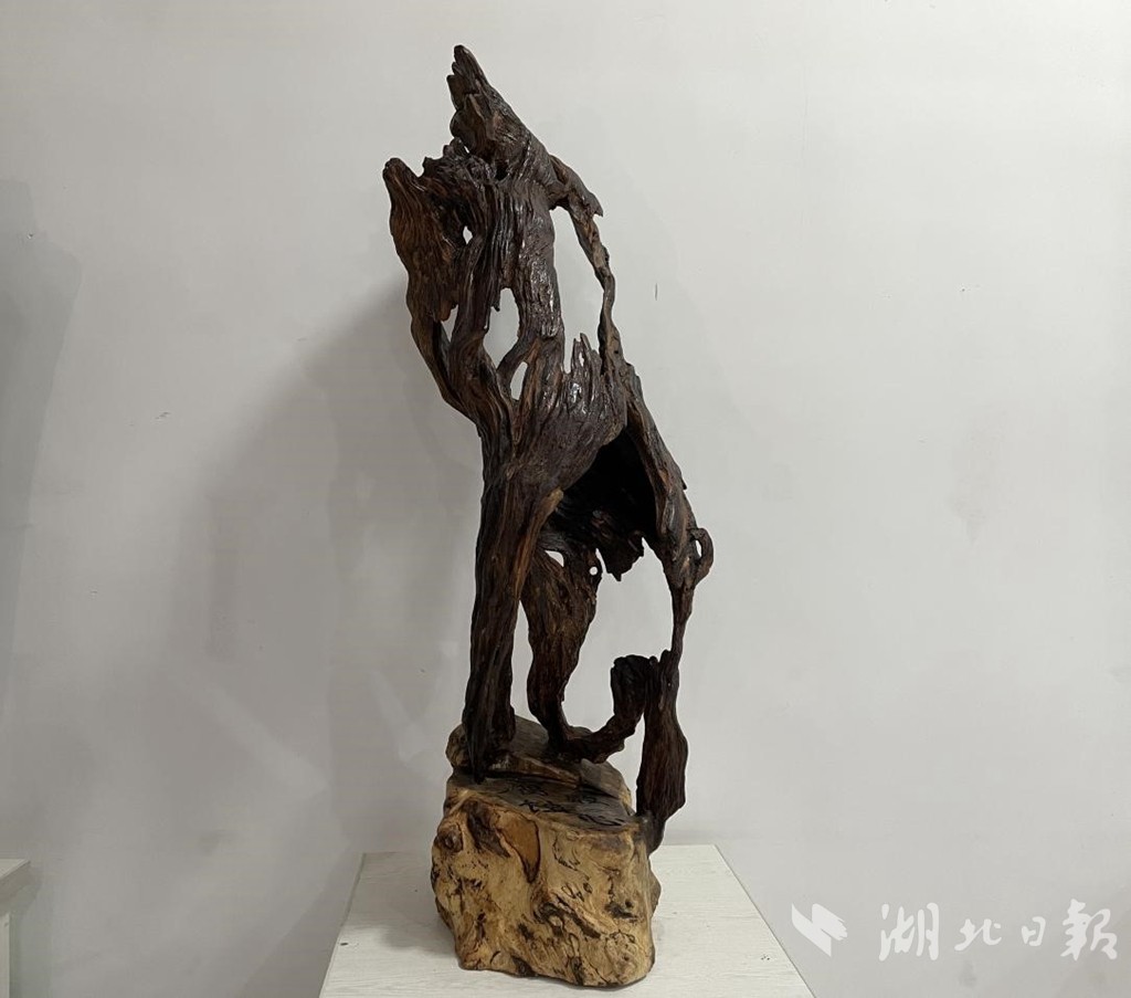 “腐败蚀心”根雕作品展示