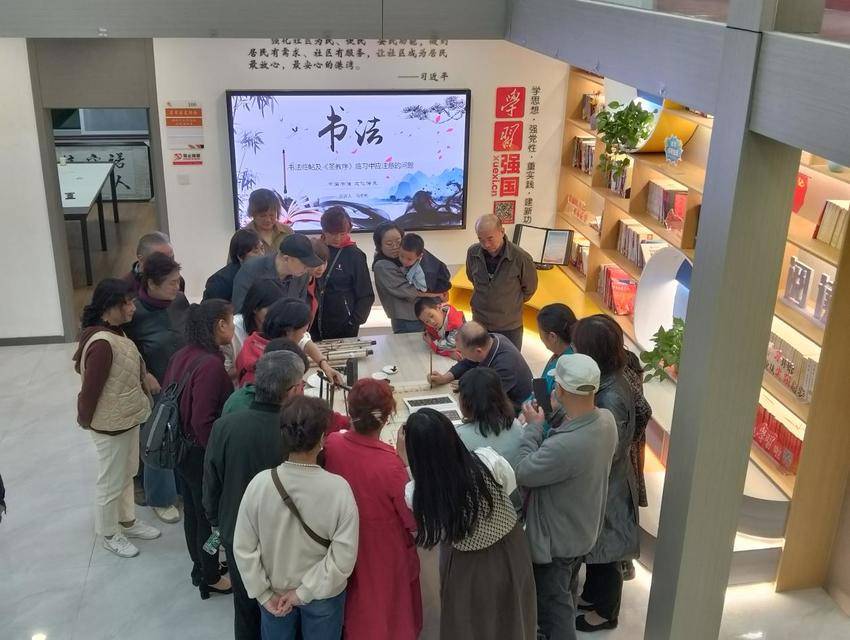 现场示范教练     课堂互动踊跃黄石港区书法艺术进社区暨区文艺夜校第八期培训活动成功举行.docx