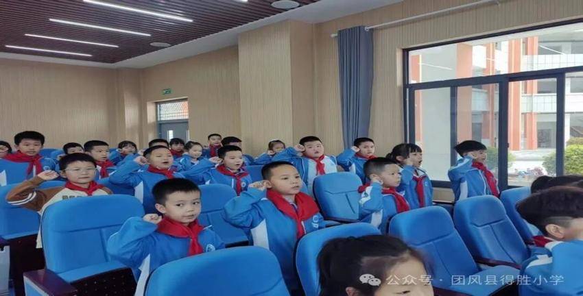 红领巾与朝阳同辉.docx