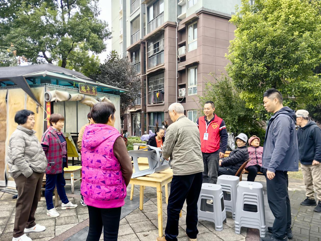 休闲亭添新景 服务暖民心.docx