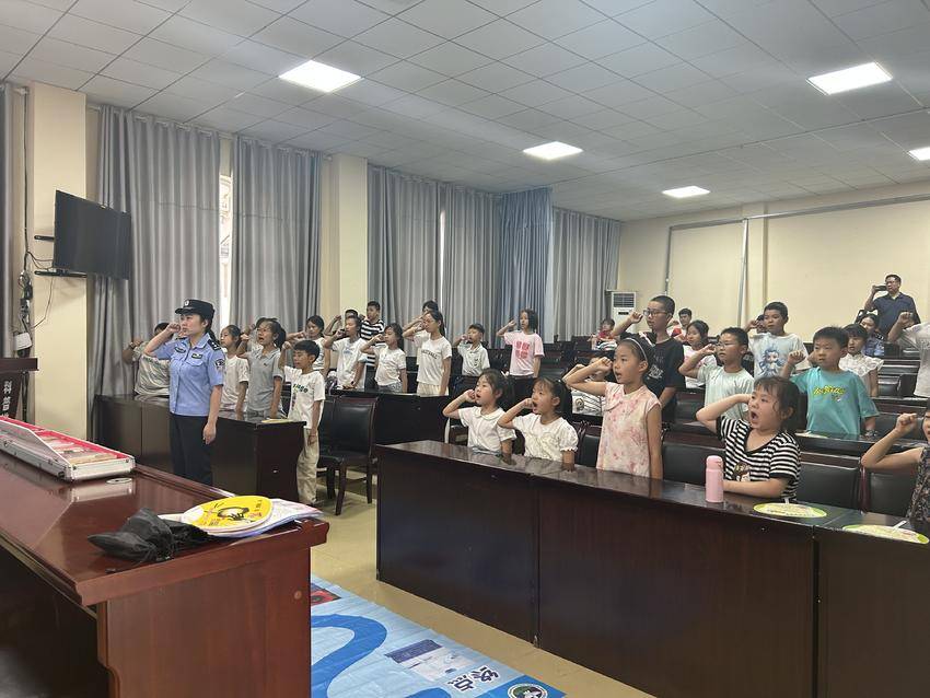 禁毒民警带领学生宣誓