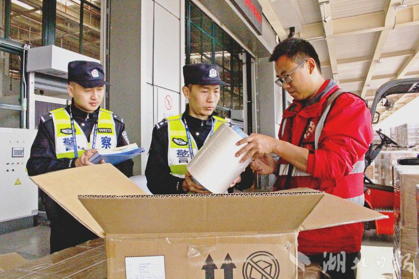 民警检查机场货运物品