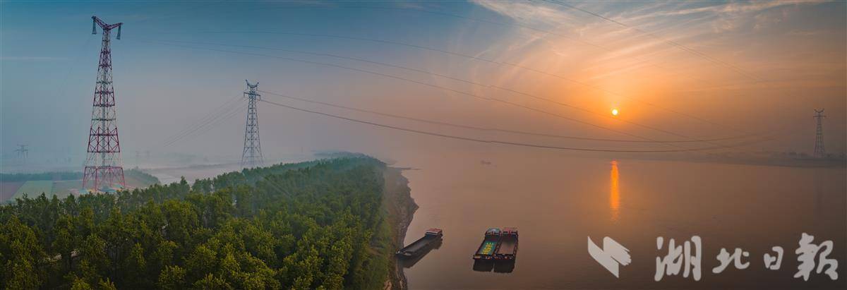 金上特高压工程长江大跨越段。谢烨摄